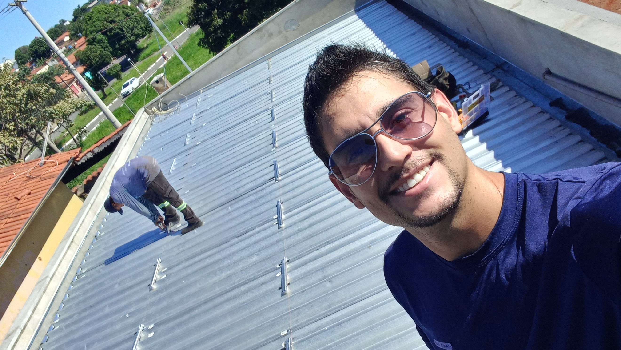 Profissional da FB Energia Solar durante instalação de usina